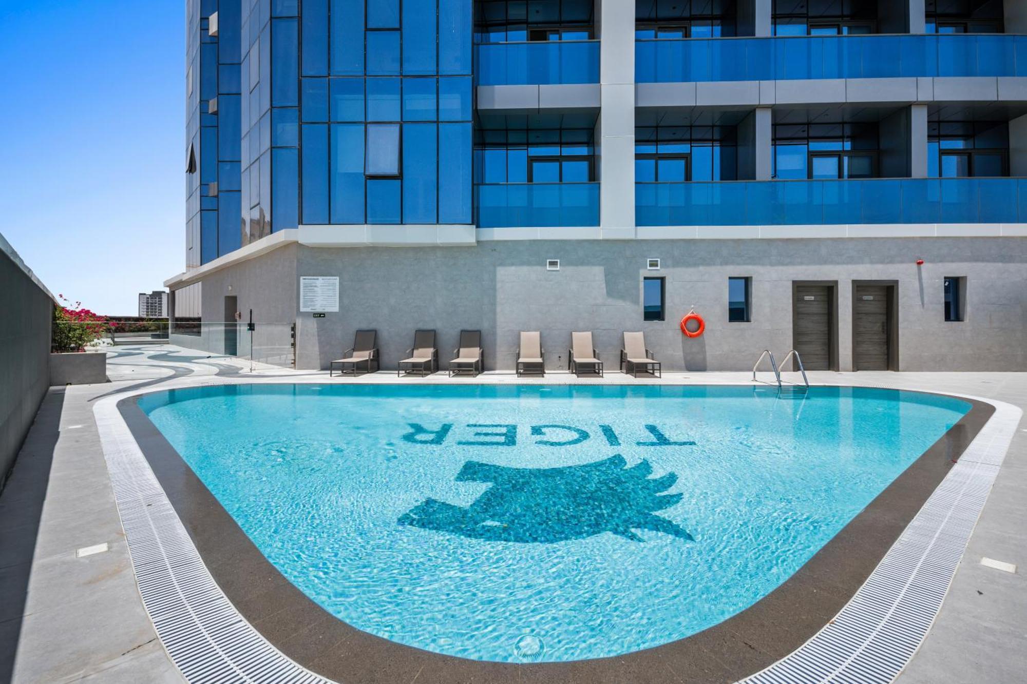Sunny In Vibrant Dubailand Area