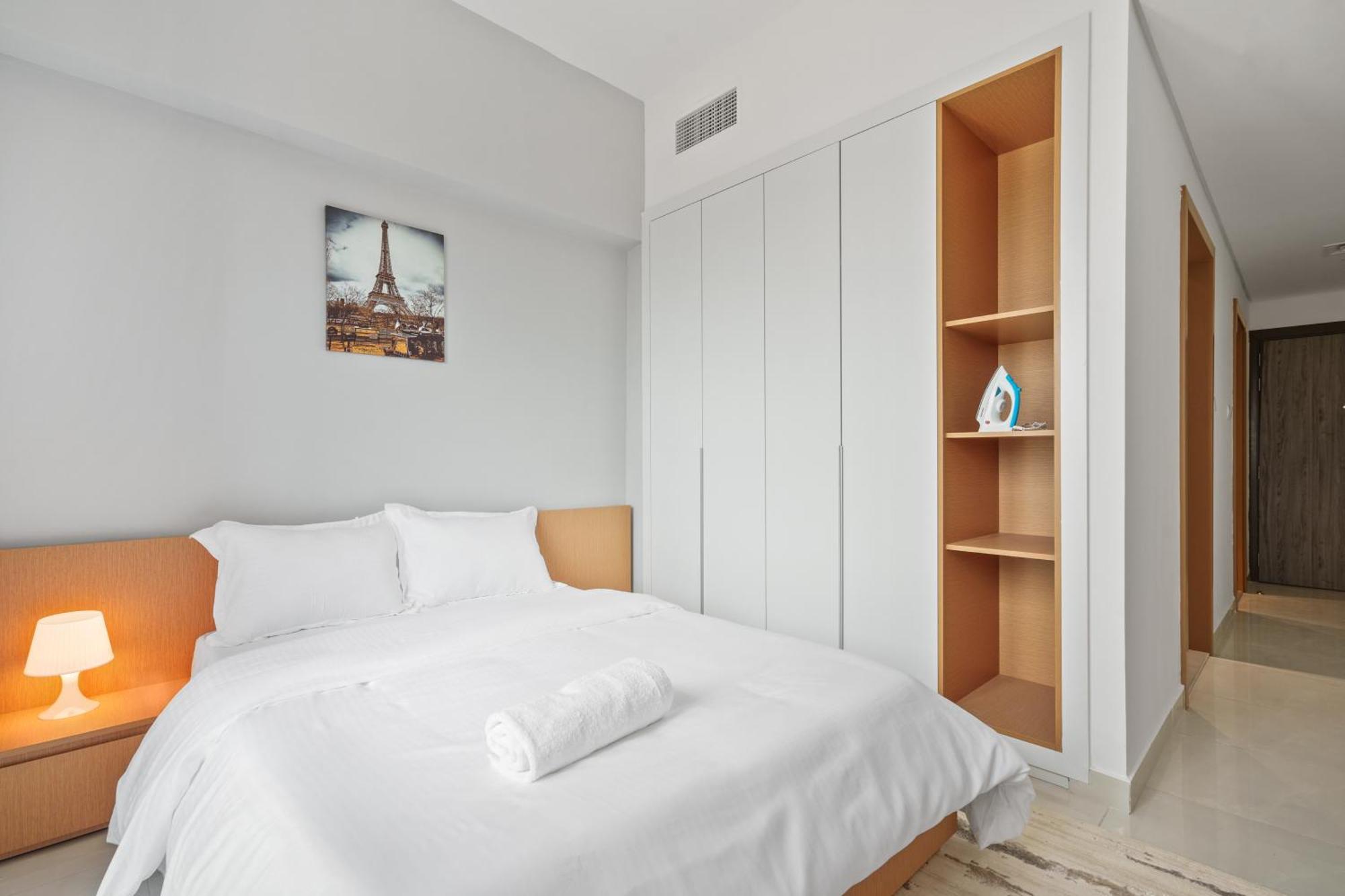 Sunny In Vibrant Dubailand Area Apartment