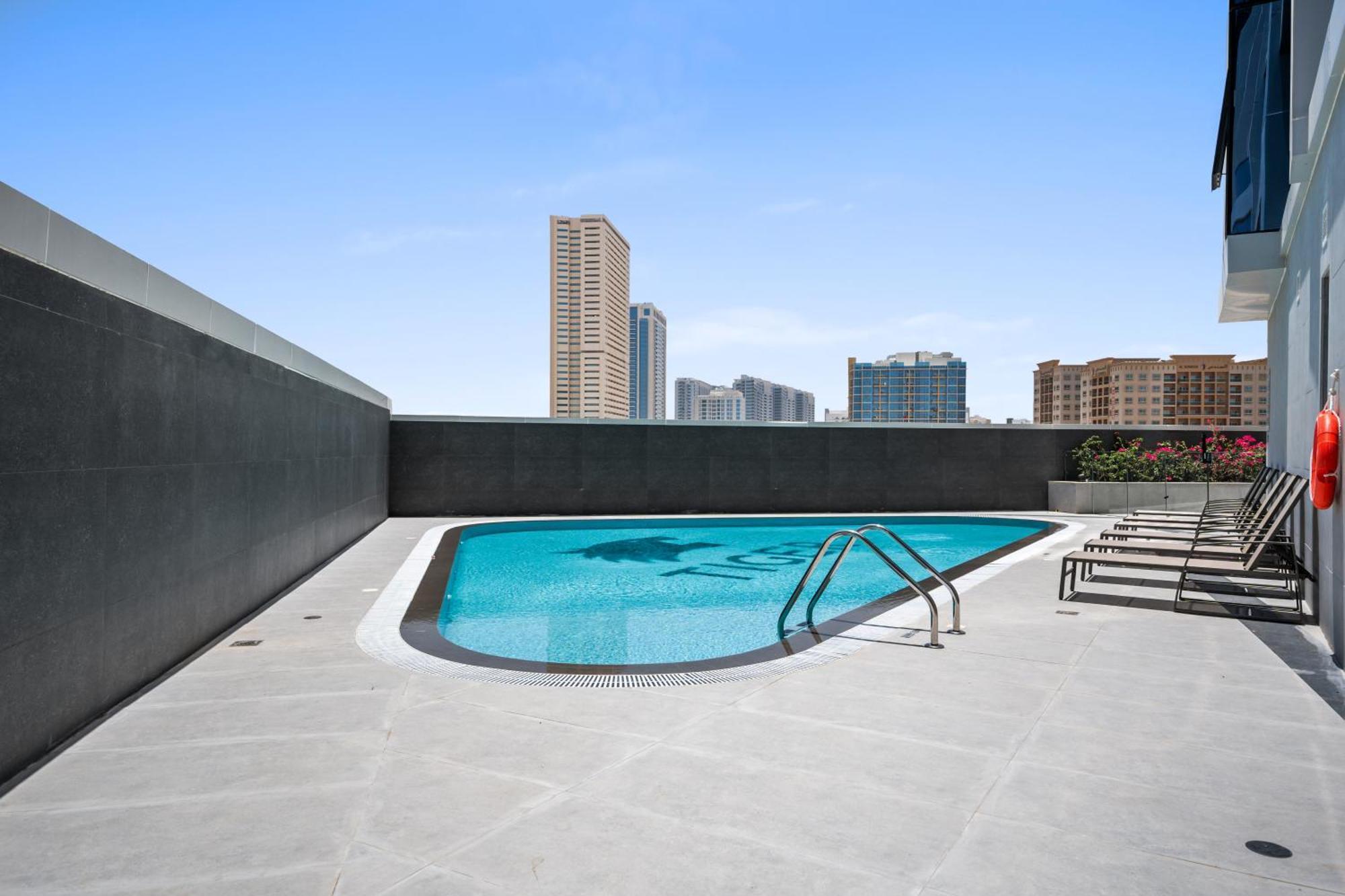 Sunny In Vibrant Dubailand Area Apartment *